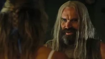 彼女は彼女の髪を取って、彼女の口の中にそれを置く 一徹 えろ