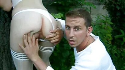 変態カナダの大人は灰色の座席に座っており、膣に紫色のディルドを挿入します 一徹 エロ 動画