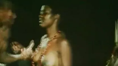 ディラン-ライリーの足で遊んでいるバリー-スコット アダルト 一徹