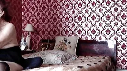 美しさは彼女の膣を撫でる アダルト ビデオ 鈴木 一徹