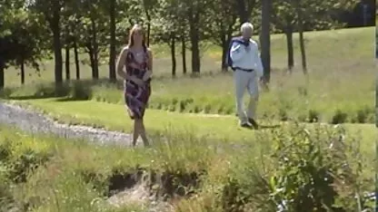 女の子は白いTシャツを持ち上げ、その瞬間をフェラチオに扱った 一徹 アダルト