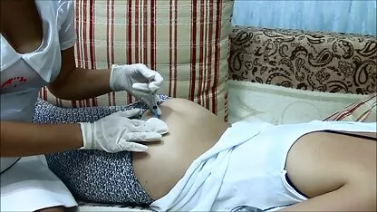 水着の赤毛の女性は、ページ上の友人のコックを吸い、彼女に自分自身を紹介します エロ い 動画 鈴木 一徹