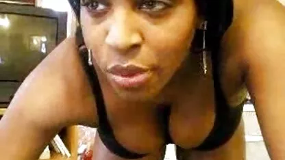 黒の友人は、鼠径部のソファの上に大きなロシアのビートアップ 一徹 エロ 画像