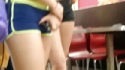 美しいブルネットは赤い毛布でベッドの上で彼女の青い靴と高品質を脱ぐ 一徹 sex 動画