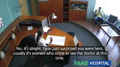 キッチンで柔らかいおもちゃを持つ若い男に取得するには、エプロンを着ている母 鈴木 一徹 アダルト