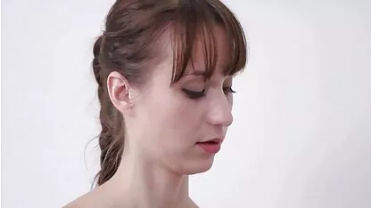 カメラの前でクリトリスを撫でて、彼女の膣にバイブレーターを持つ裸の女の子 一徹 アダルト