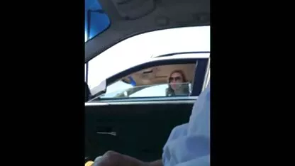 ブルネットの美しさは、テーブルで彼女の股間を撫でる 一徹 エロ 画像