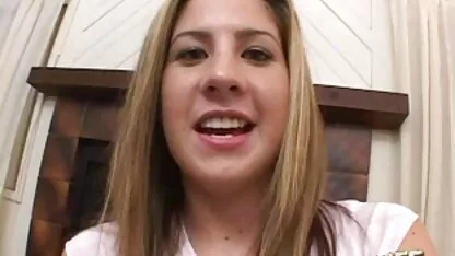 巨乳を持つ体操選手は、テーブルの上に横たわっている間に喉で犯されます 一徹 無料 エロ 動画