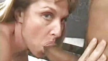 スリムな女の子舐めてるお尻彼氏のときの三の 鈴木 一徹 エロ 動画